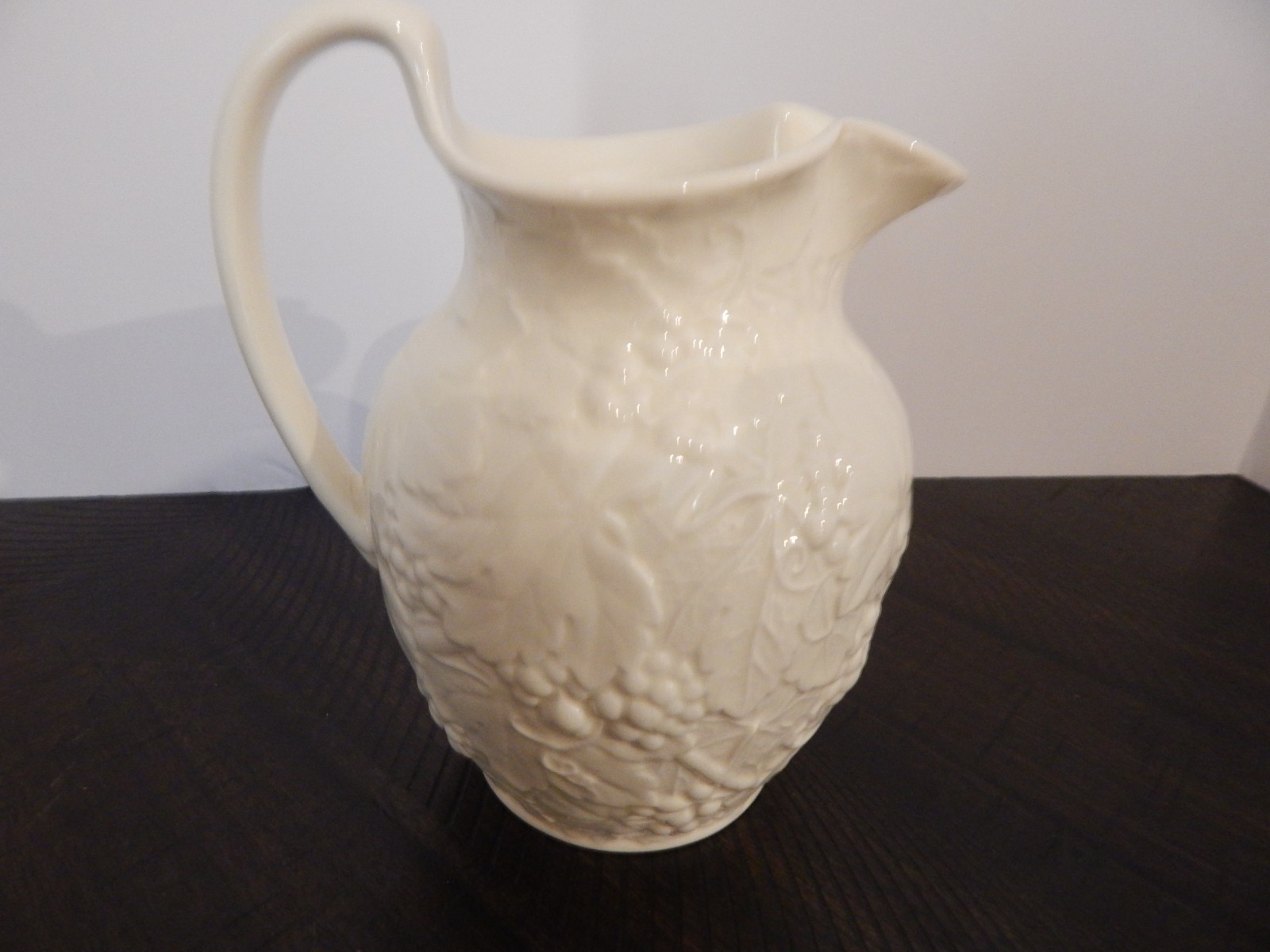 VTG Wedgwood Etruria & Barlaston 6½” Grapevine Ivory White Pitcher England JB2C