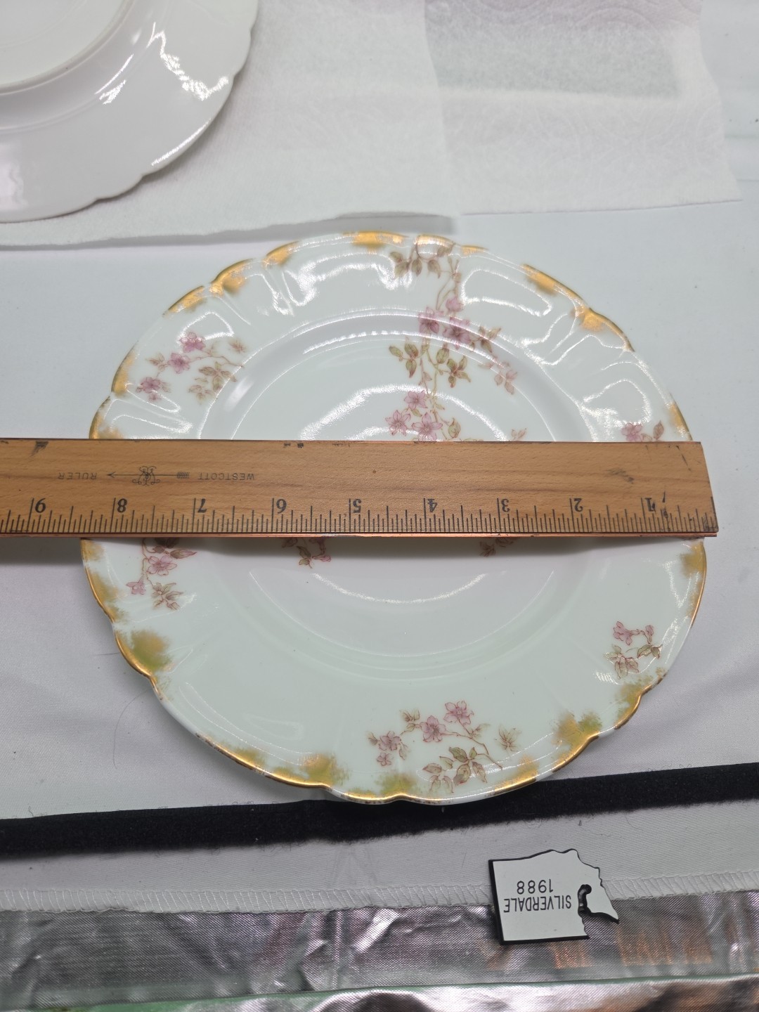 Haviland & Co. H & C LIMOGES France Four Dinner Plates 8 1/2″ Flowers Gold Trim