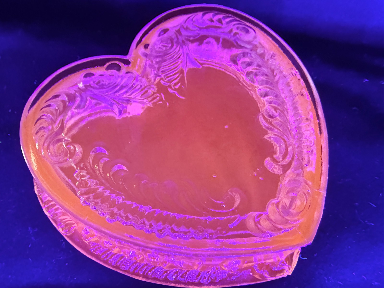 Green Vaseline Uranium art glass Heart Powder makeup box candy dish jewelry glow