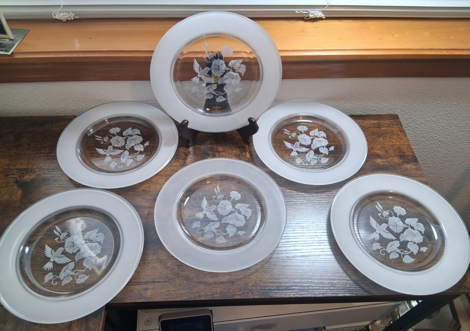 LOT OF 6 VINTAGE 7 7/8″ SALAD DESSERT PLATES AVON HUMMINGBIRD CRYSTAL COLLECTION