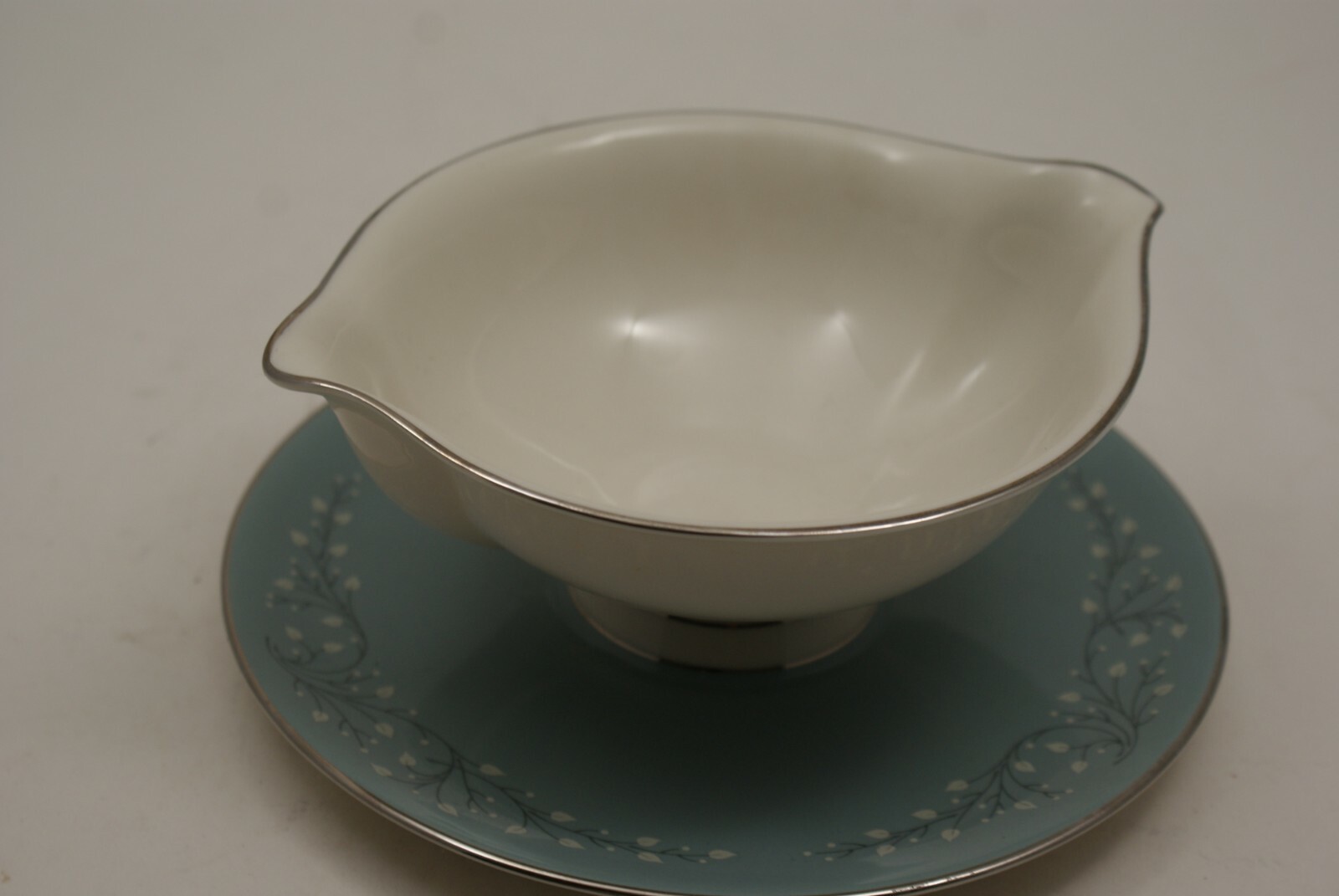 Syracuse Minuet Off White Leaves On Blue Platinum Trim Gravy Boat Plate Attached