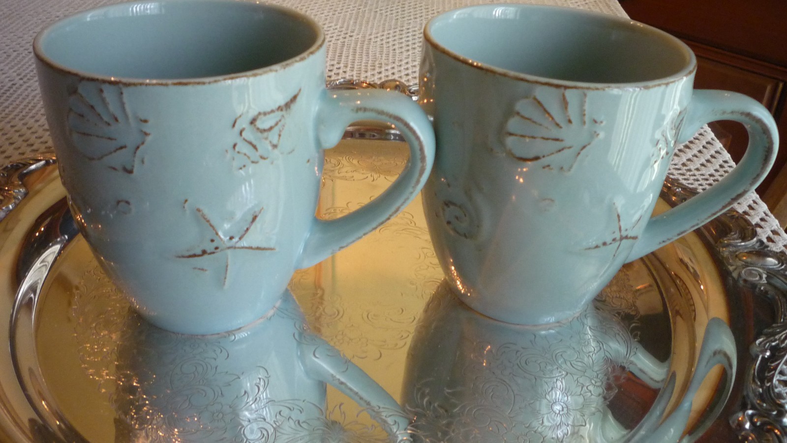 THOMPSON POTTERY SET OF 2 CAPE COD AQUA BLUE SEA SHELL DESIGNS 15 OZ COFFEE MUGS