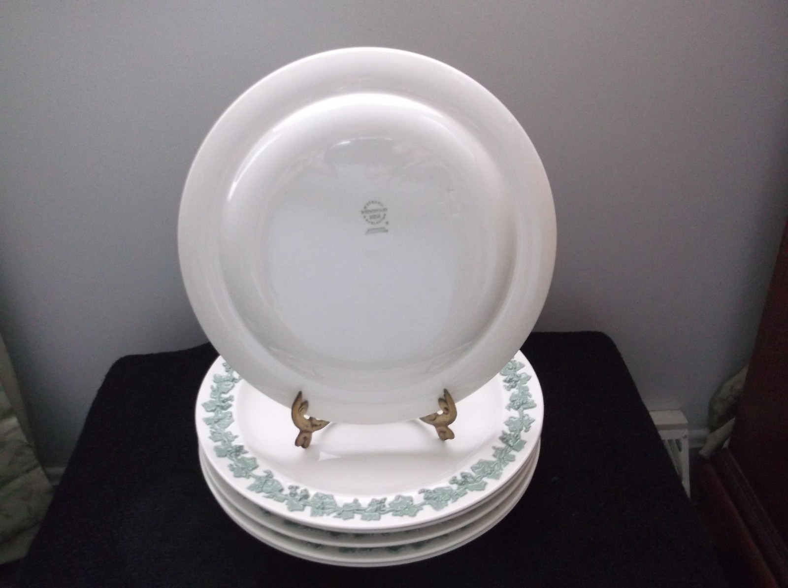 Set of 6 Wedgewood Embossed Queens Ware Celadon Green on Cream 10″ Dinner Plates