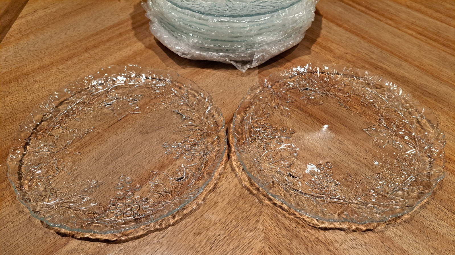 Cristal D’Arques-Durand Mallory Grapes & Leaves Design 10.5″ Glass Dinner Plates