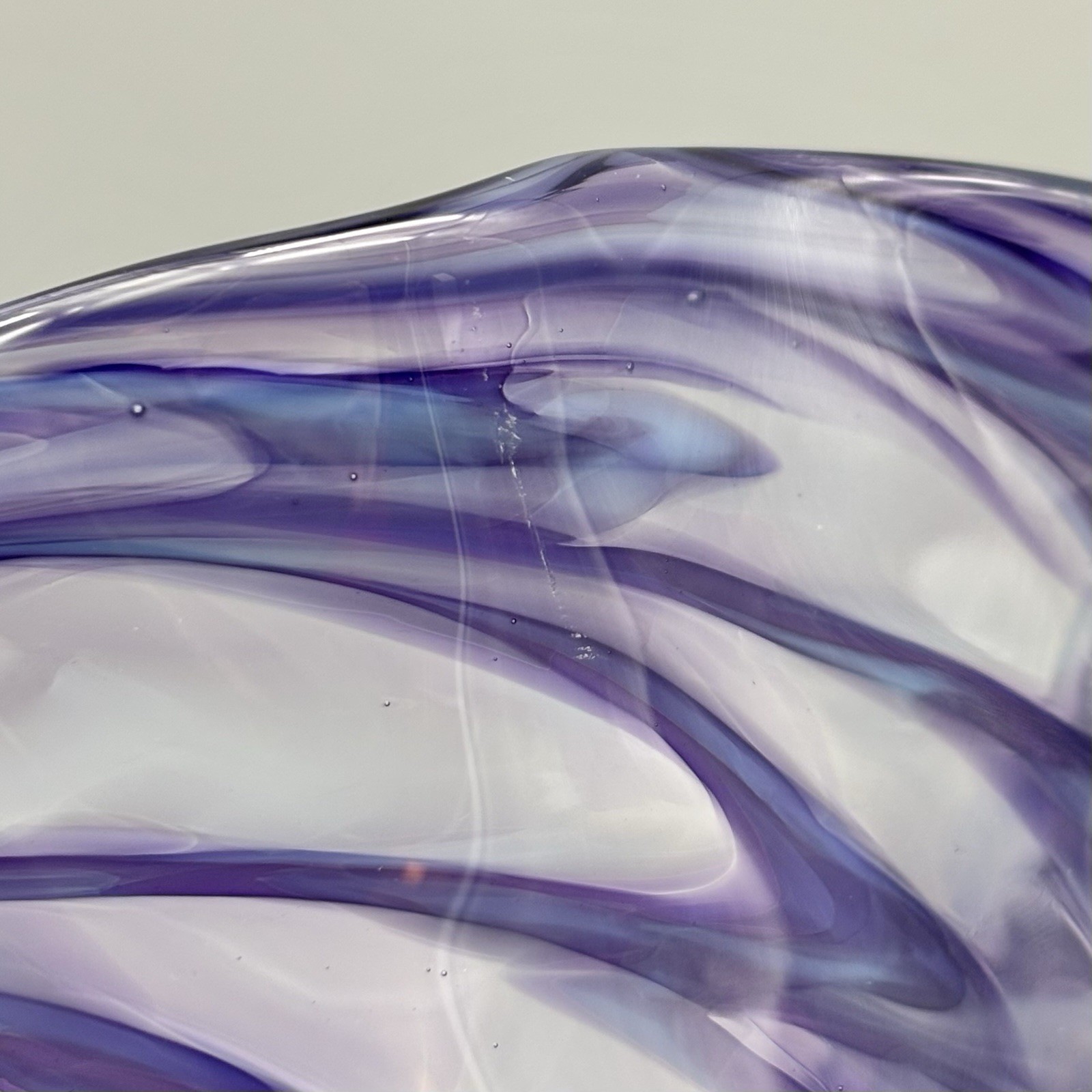 Signed Art Glass Violet Purple & White Pulled Feather Marbled Swirl 8″ Bowl 80s