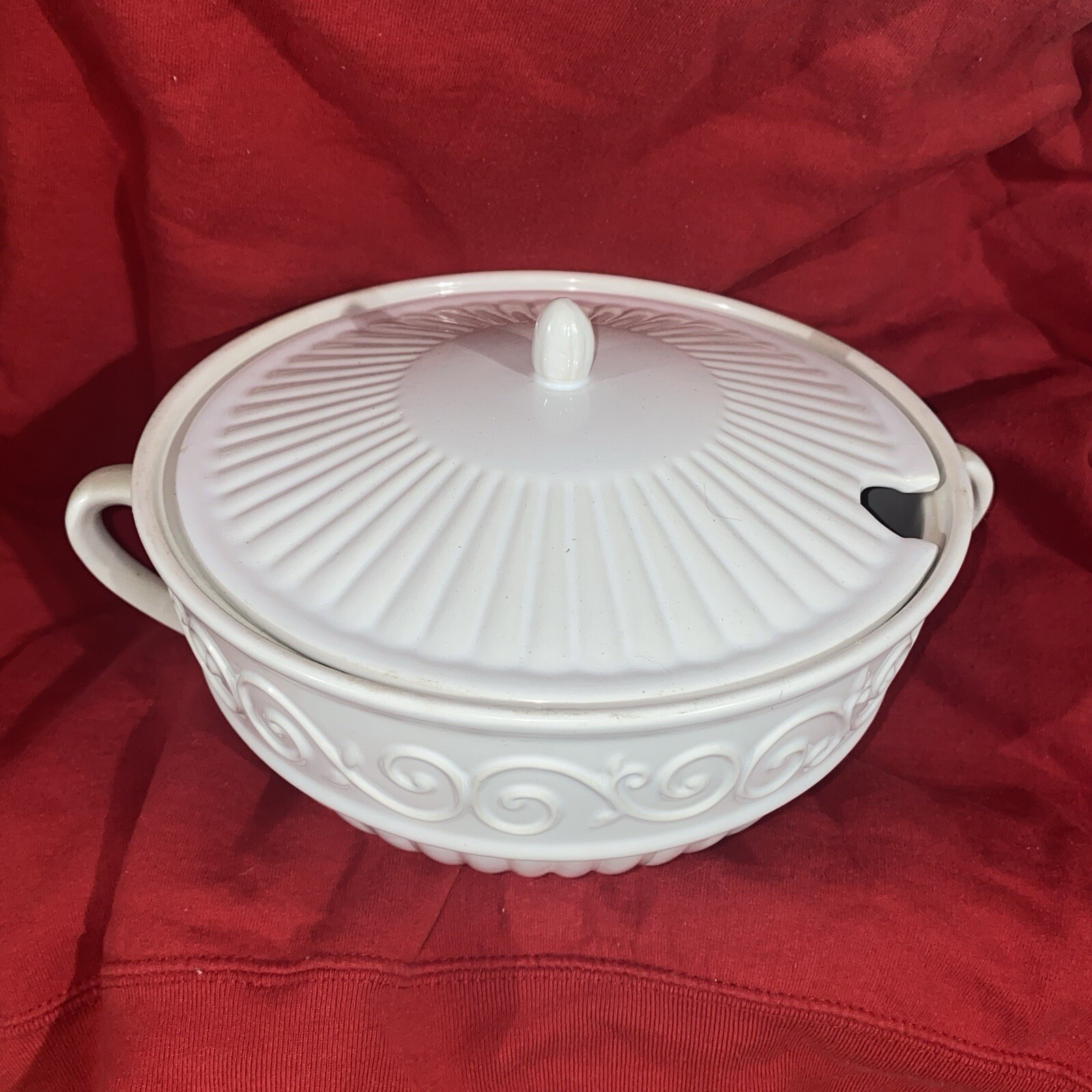 Tureen & Lid Claremont (No Trim) by Gibson Designs Width: 8 1/2 in Height 6 1/8″