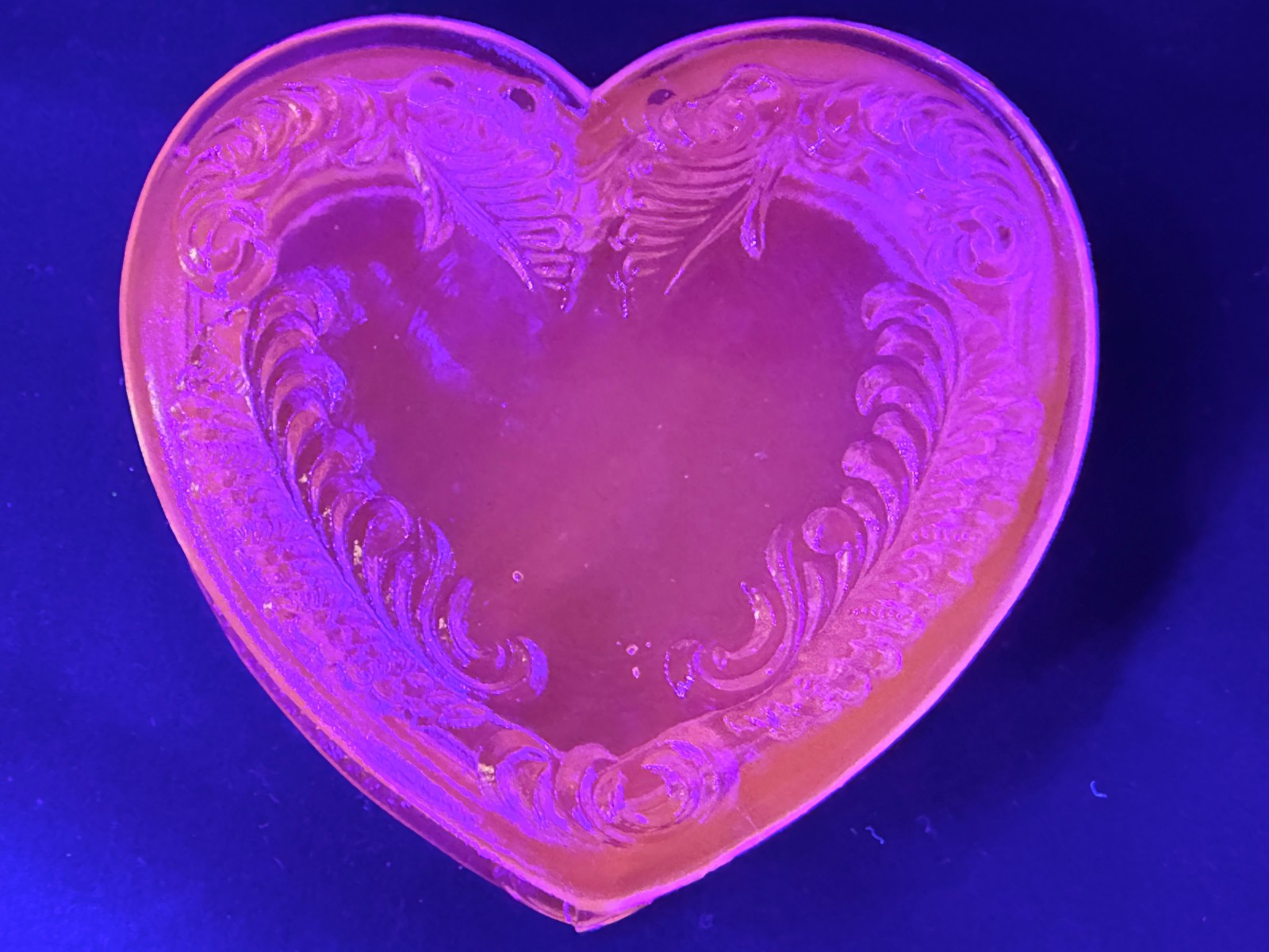 Green Vaseline Uranium art glass Heart Powder makeup box candy dish jewelry glow