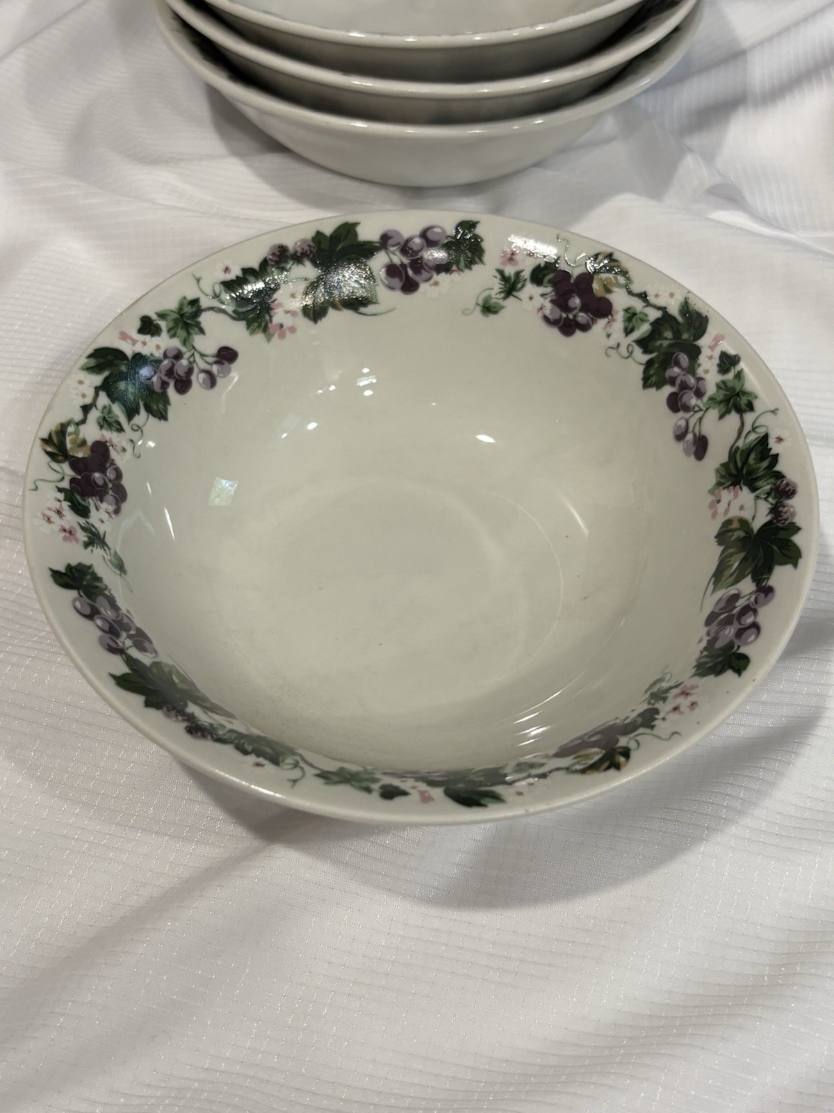 Four (4) Mainstays 6 1/2” Fruit Soup Cereal Bowls Grapevines