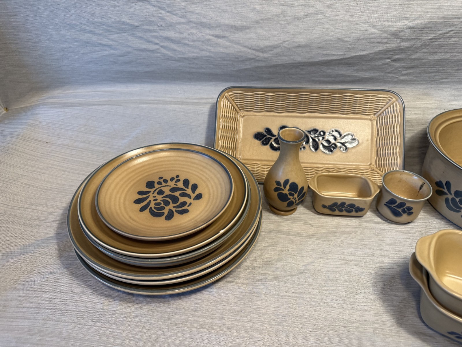Pfaltzgraff Folk Art Stoneware Lot Loaf Pan Basket Tray Bud Vase Plates 12pc