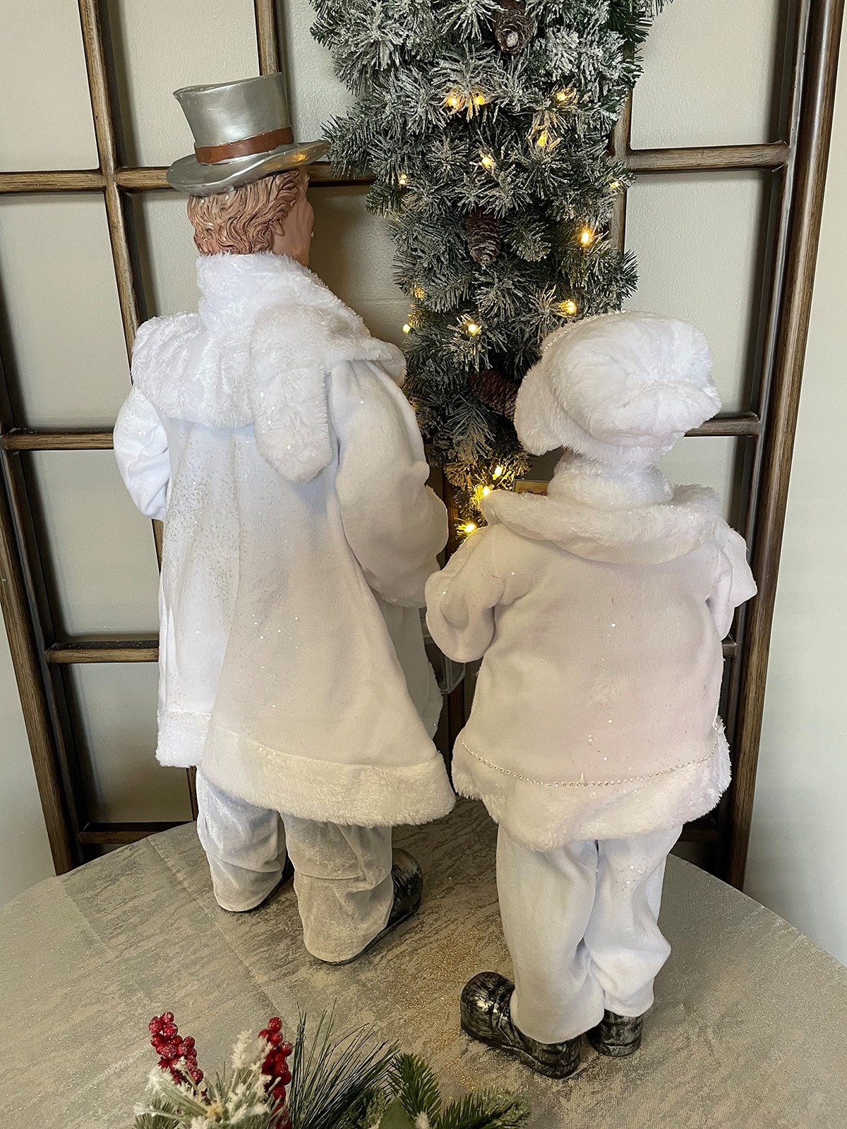 Regency Frost White Carollers Set 4