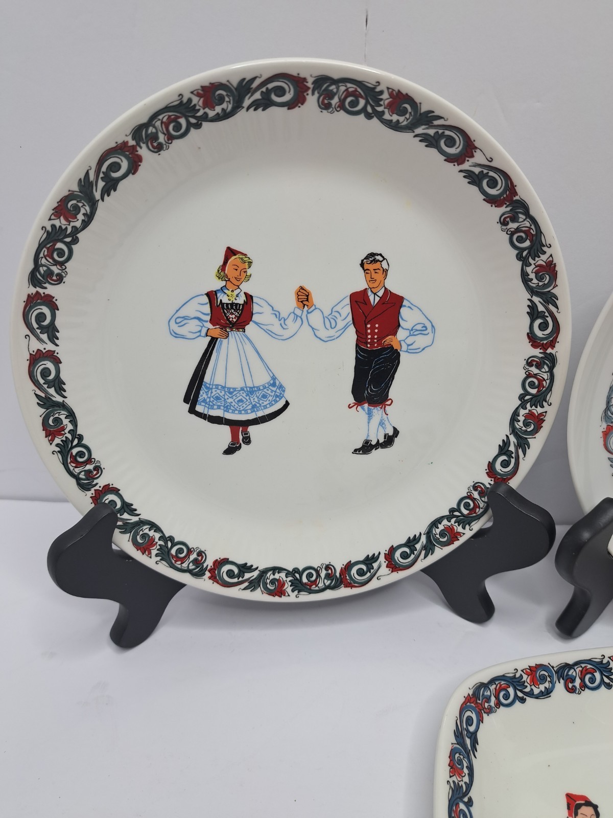 Figgjo Norway 17 Pc Set Hardanger Dancers 6 Ea Cup / Saucer 3 Salad Plate Tray +