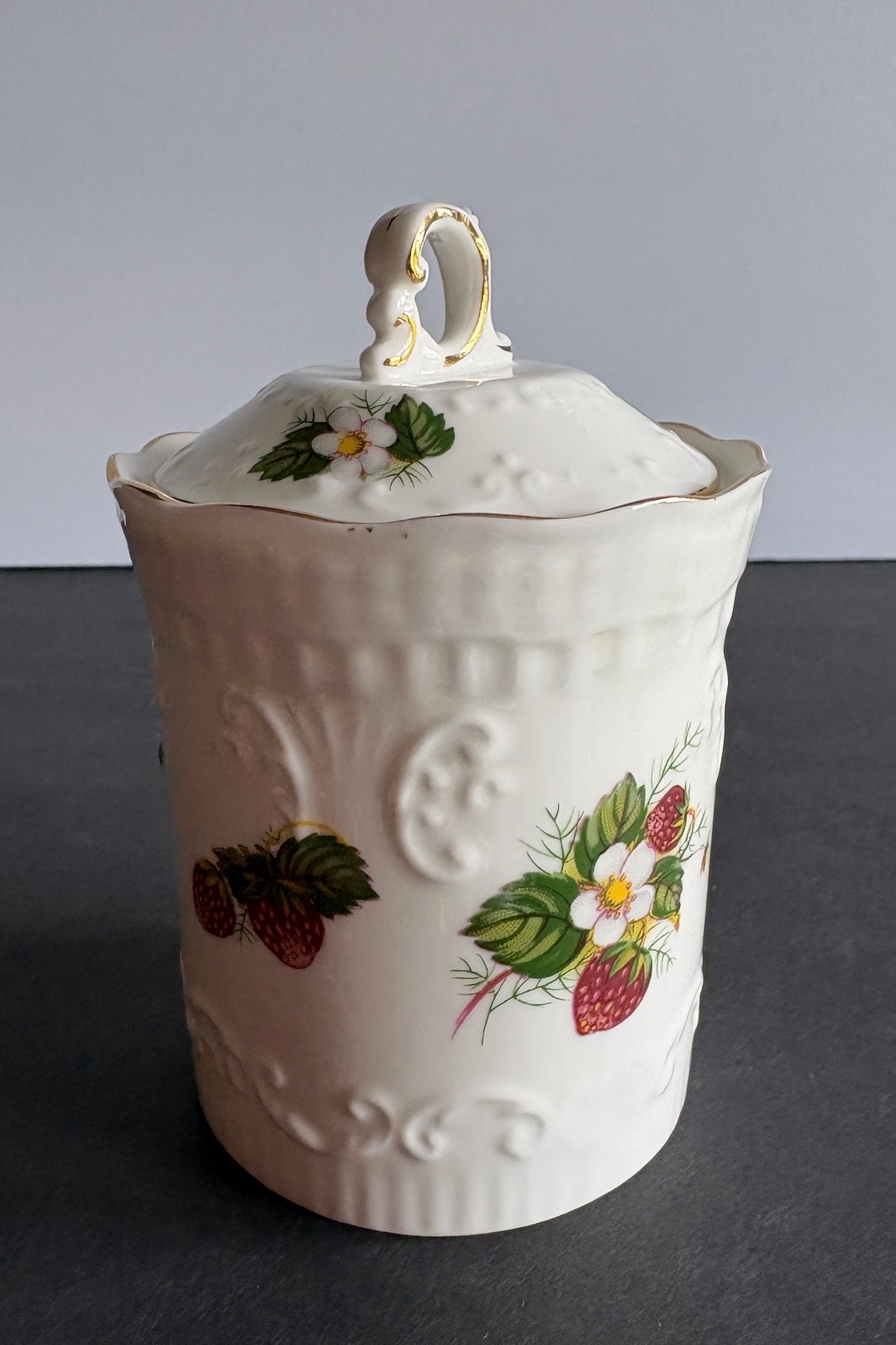 HAMMERSLEY STRAWBERRY RIPE JAR & LID MINT CONDITION 5 1/4 IN. TALL