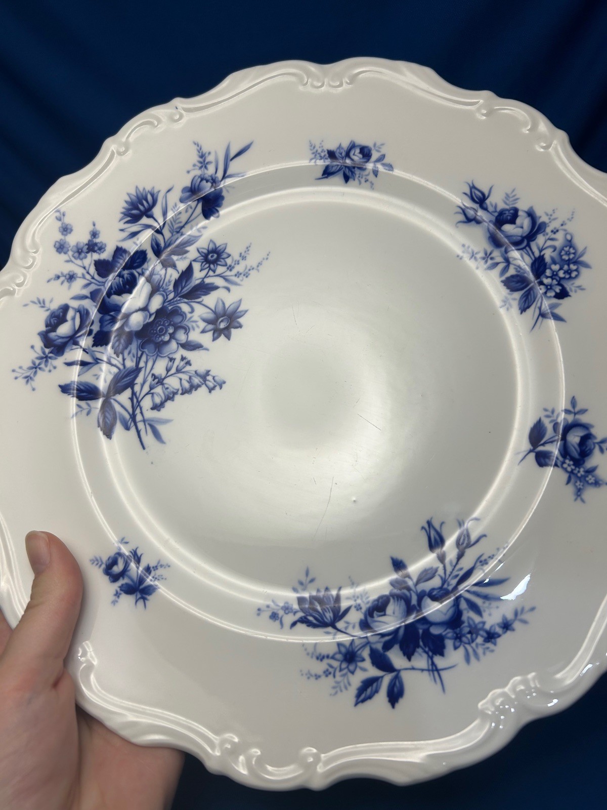 ROYAL ALBERT, CONNOISSEUR- SET OF 4 DINNER PLATES ENGLISH BONE CHINA BLUE WHITE
