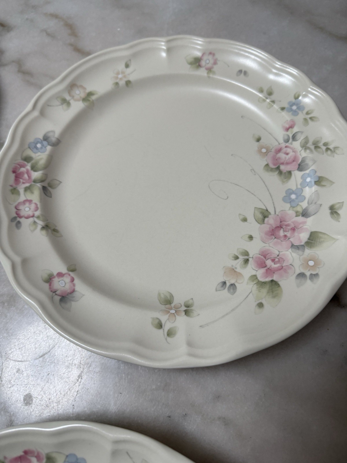 4 Pfaltzgraff tea Rose • 10 3/8″ Scalloped Dinner Plates EUC