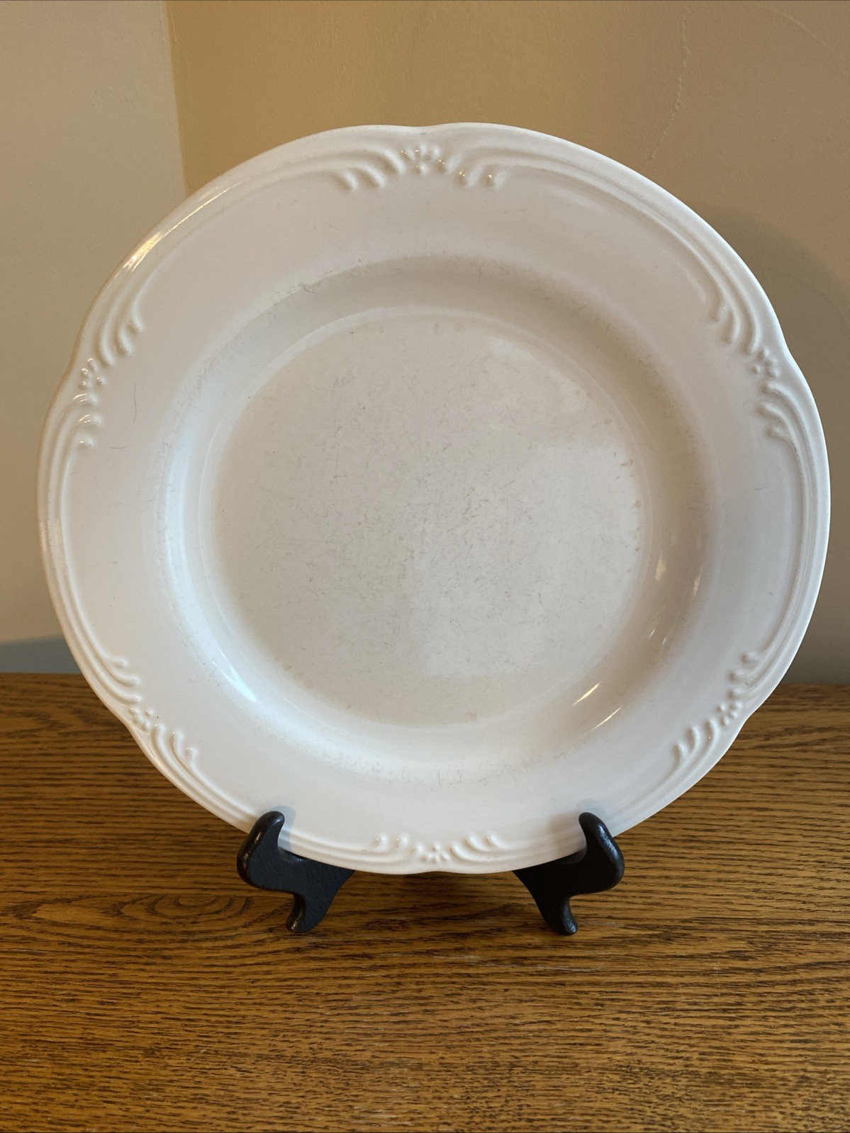 Pfaltzgraff FILIGREE WHITE 10-3/8″ Dinner Plate; USA Backstamp