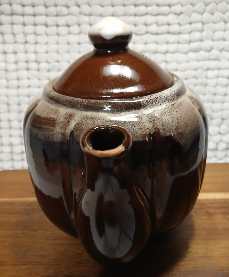 VINTAGE BROWN DRIP GLAZE POTTERY TEA POT w/RIBS DESIGN
