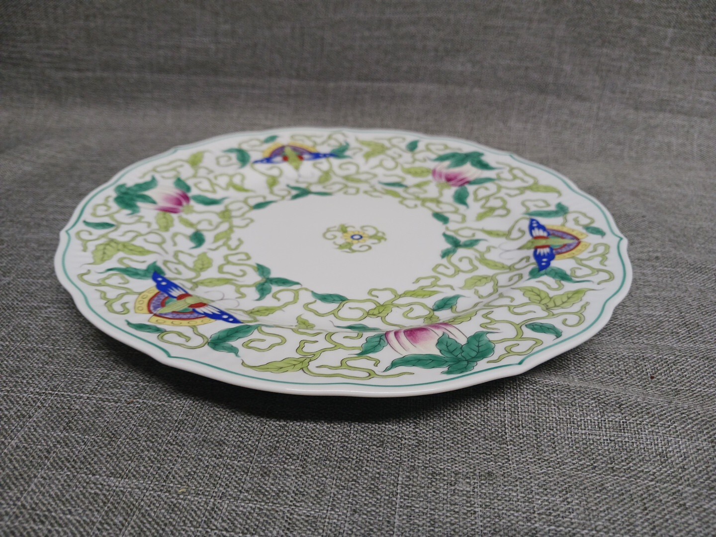 Taste Setter Collection Imperial Vine 10 3/8” Dinner Plate Vines Insects