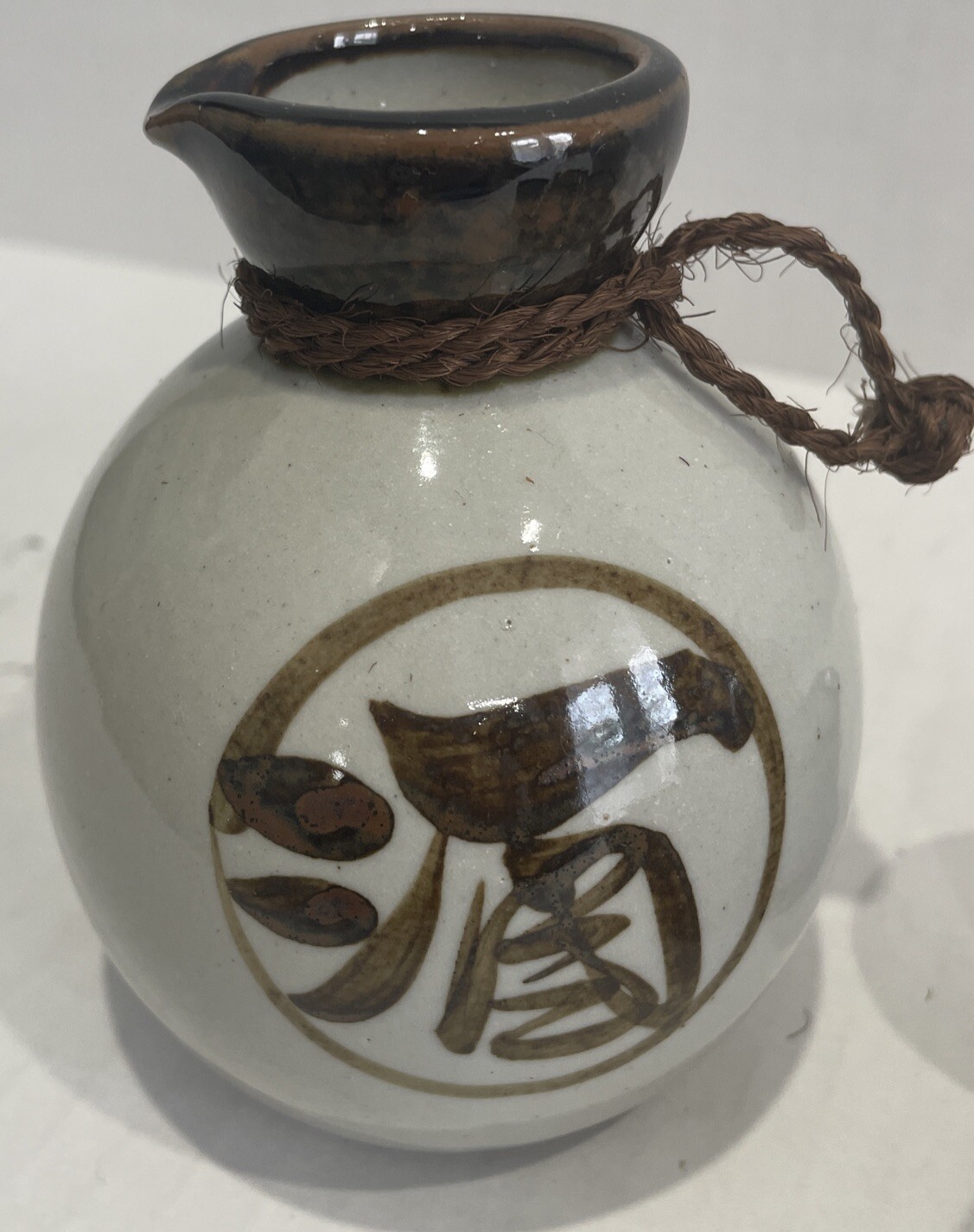 2 Yokohama Kanji Japanese Saki Pot with 5 Cups Pots 4 1/2 In Great condition