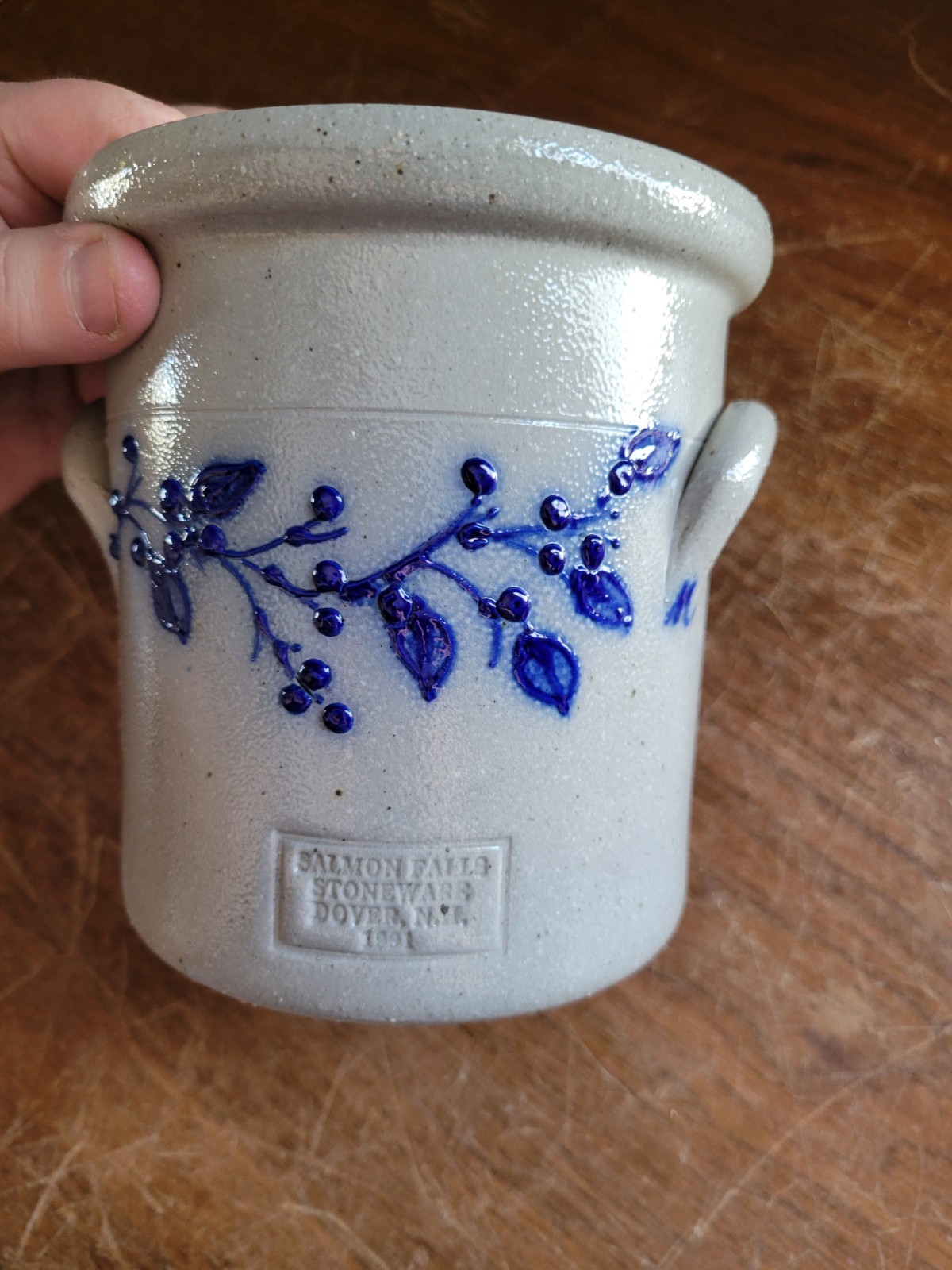 Salmon Falls Stoneware Pottery Crock Blueberry Vines 1991 5.25″