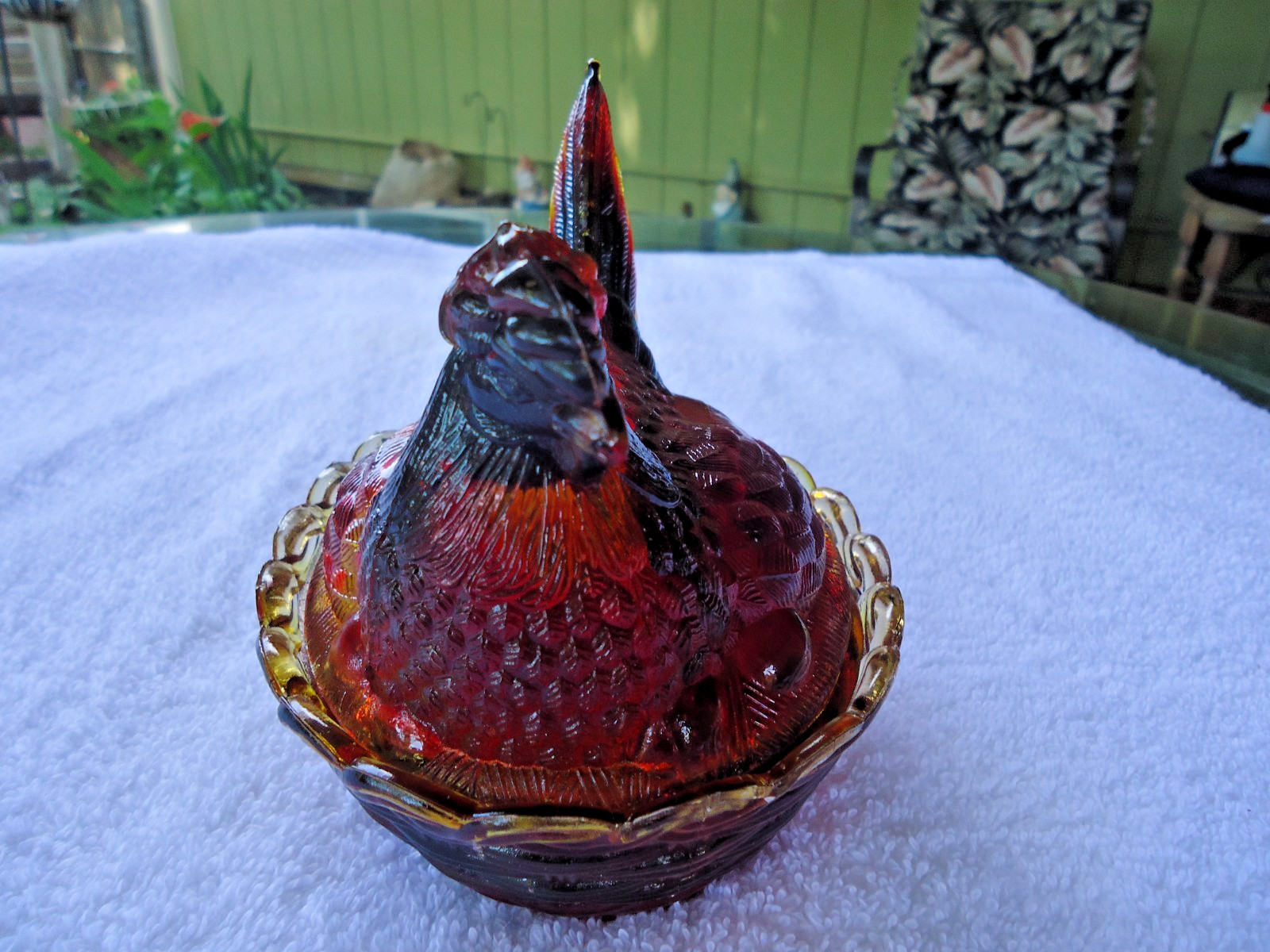 VINTAGE L.G. WRIGHT RUBY RED AMBERINA SPLIT TAIL HEN ON NEST Glows