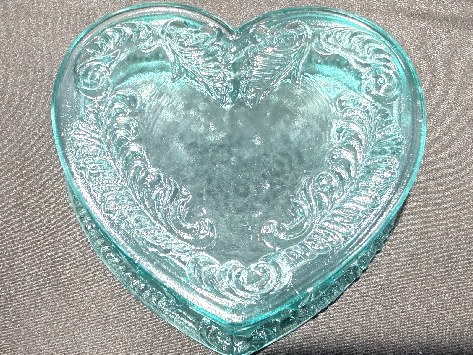 Green Vaseline Uranium art glass Heart Powder makeup box candy dish jewelry glow