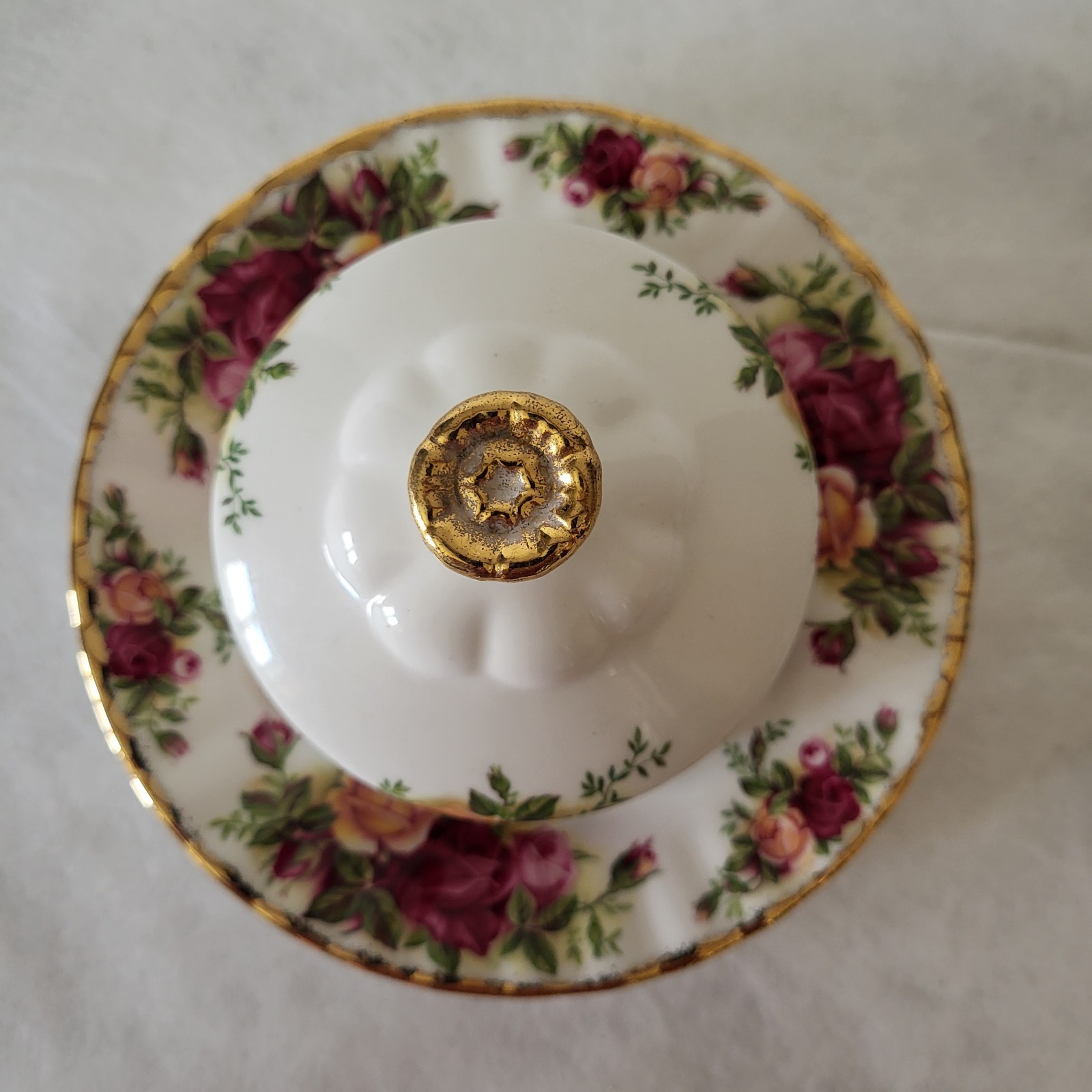 1962 OLD COUNTRY ROSES ROYAL ALBERT ROUND COVERED BUTTER DISH