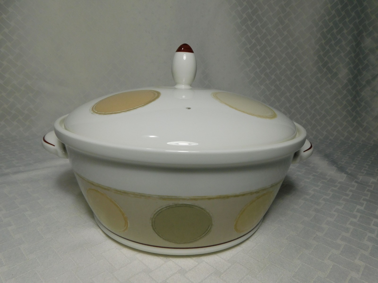Noritake Mocha Java 2.5qt Covered Casserole Dish 7989, Ambience
