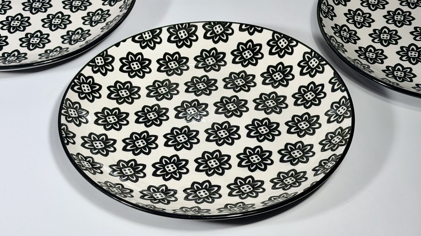 Set of 4 Certified International Black White Floral Dinner Plates 10.5”