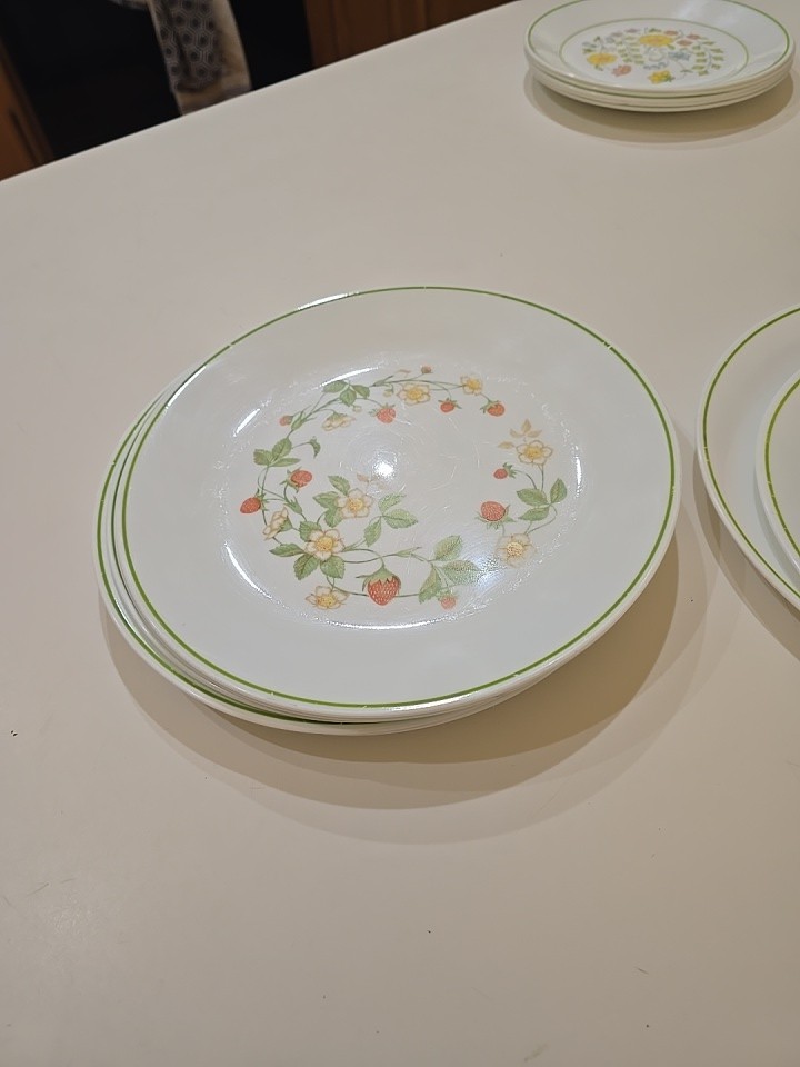 7 Corelle by Corning Strawberry Sunday, 5 10 1/4″ Dinner 2 8 1/4″ Plates VTG
