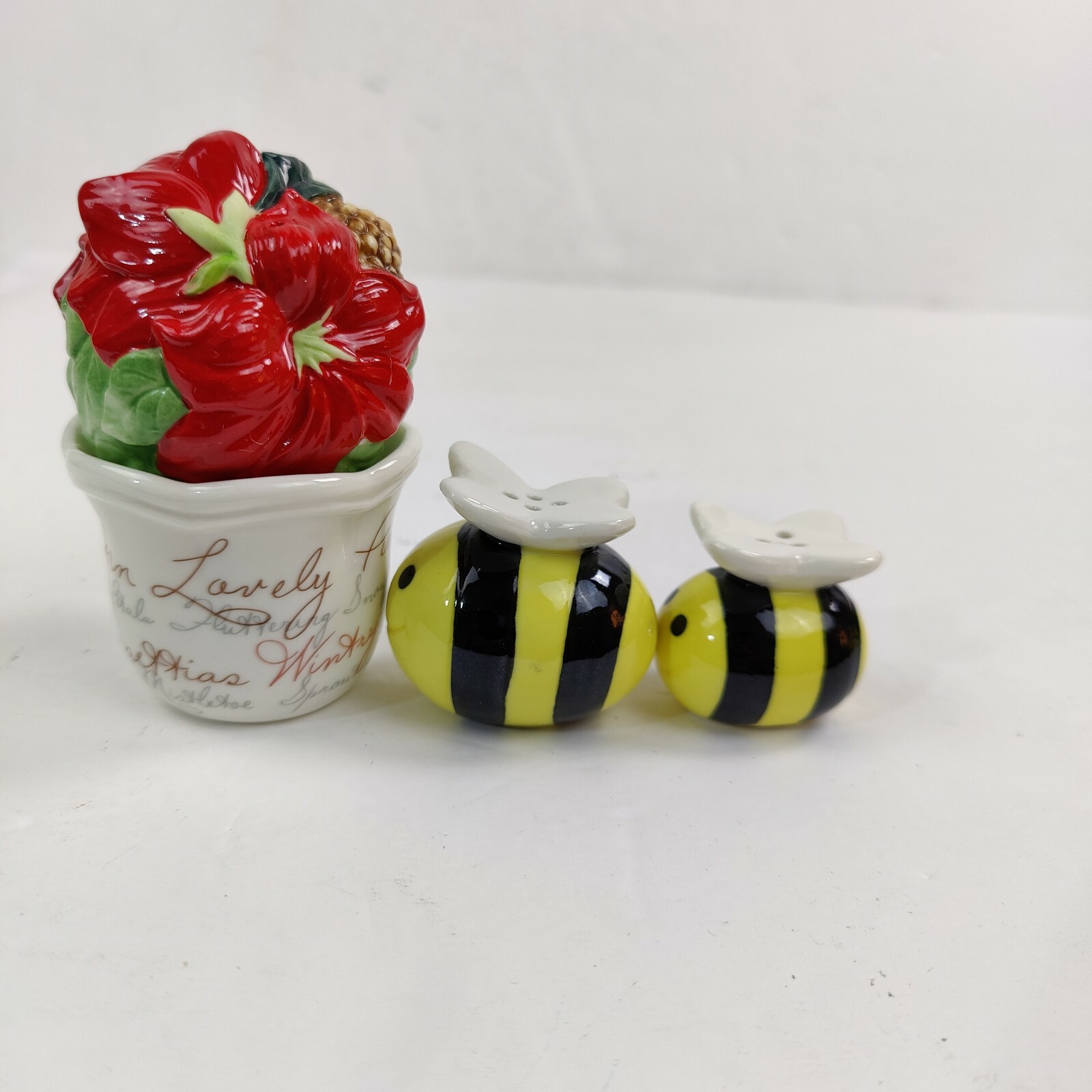 Lenox “Winter Meadow” Flower Pot SALT and PEPPER + Bees Couple Shakers Set