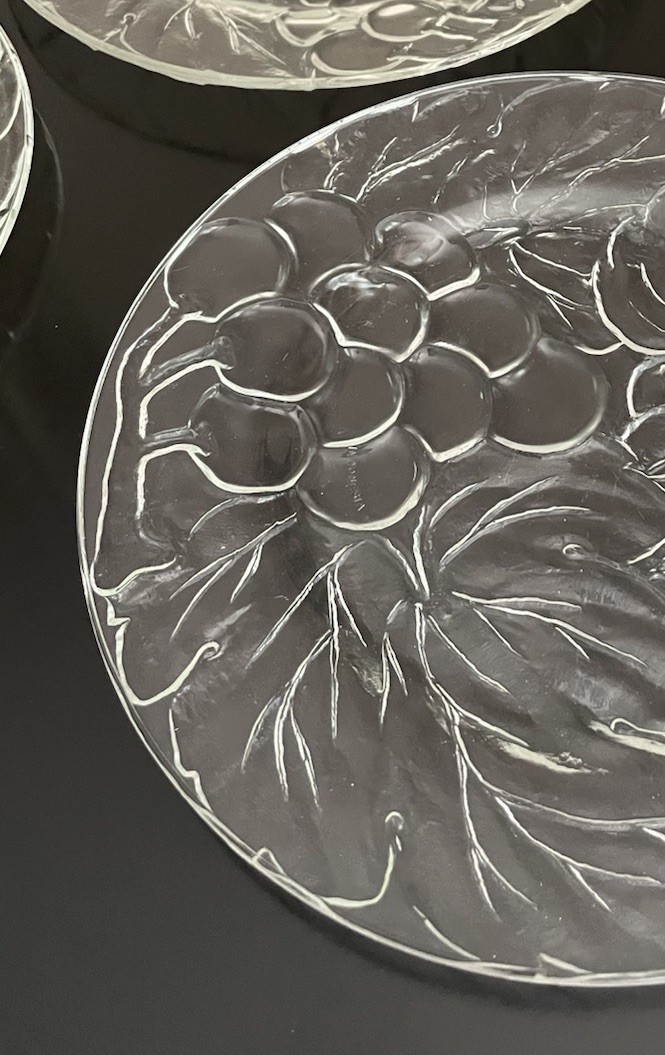 Vintage KIG Indonesia Grapes Leaves Clear Glass Dinner Plates 6 qty 10-3/8″ EVPC