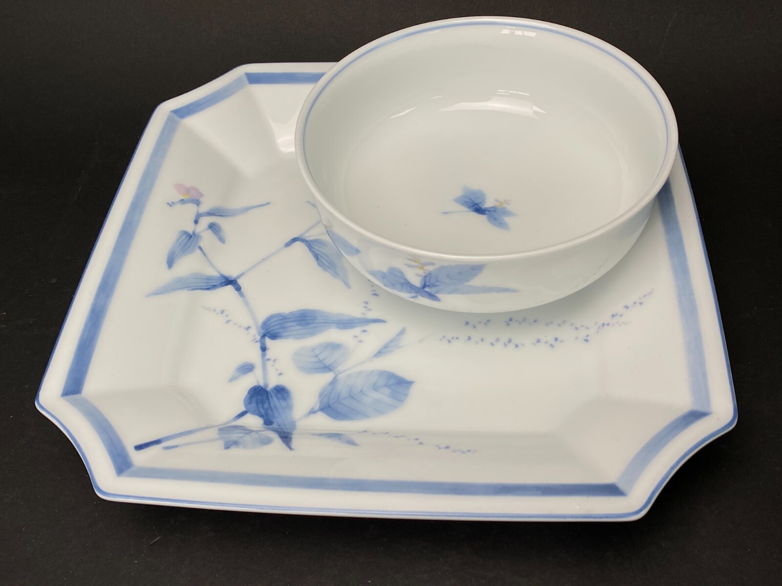 Japan Noritake Dinnerware set of 3 pcs. Setting Blue & White Flowers Plate&Bowls