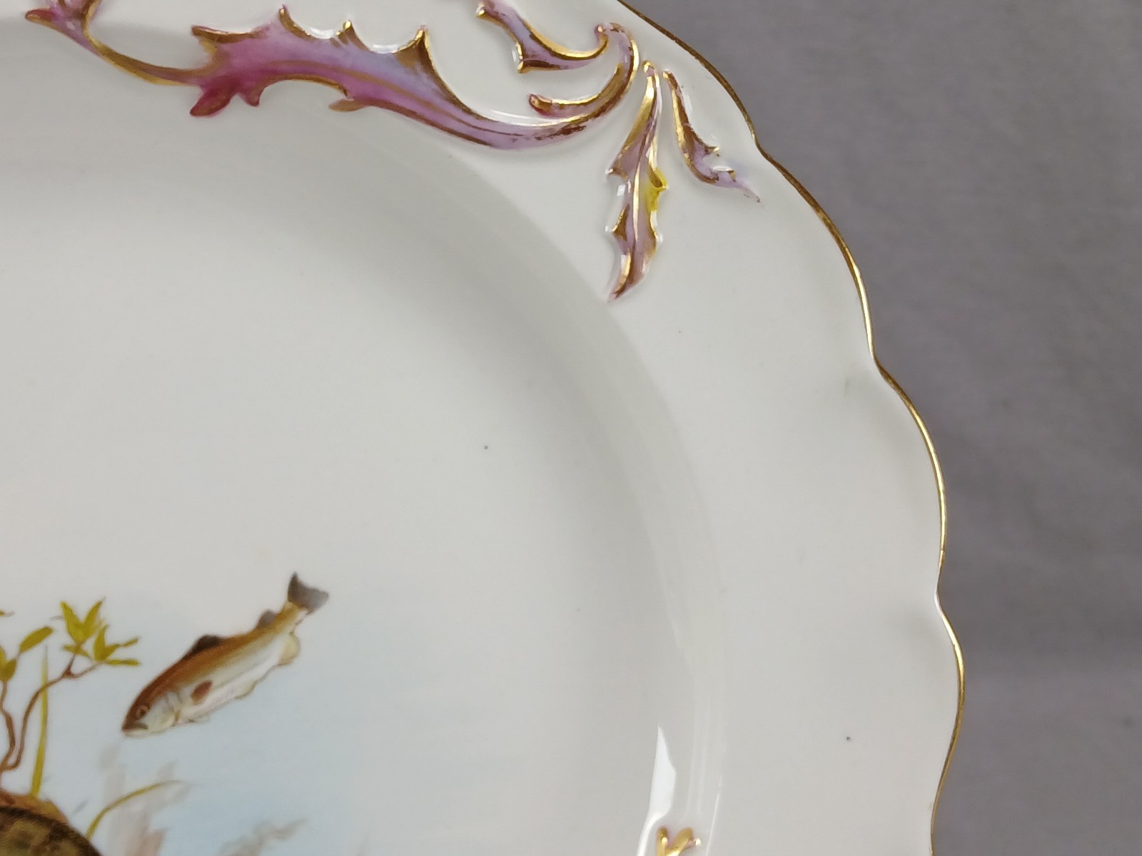 Royal Worcester Hand Painted Fish Relief Molded Seaweed Gold 9 1/8 Inch Plate B