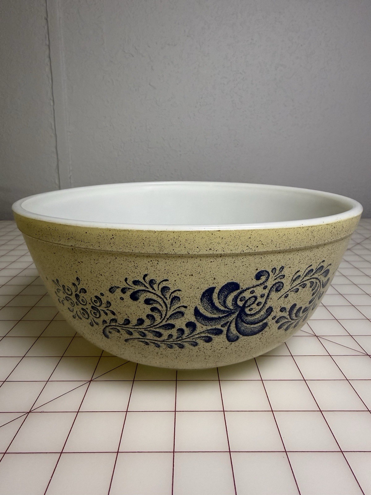 VTG PYREX 403 HOMESTEAD 2.5L TAN BLUE DESIGN SPECKLES CORNING NY USA MIXING BOWL