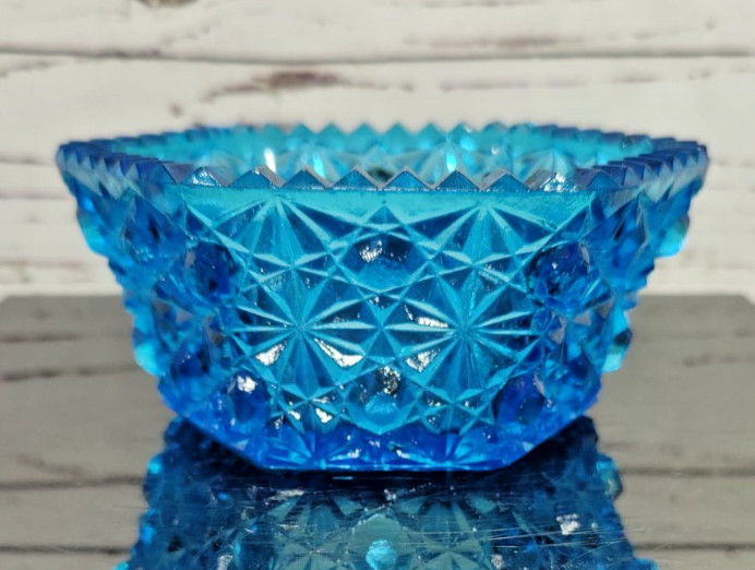 Vintage L.E. Smith Blue Art Glass Hexagon Daisy and Button Bow Sawtooth Rim