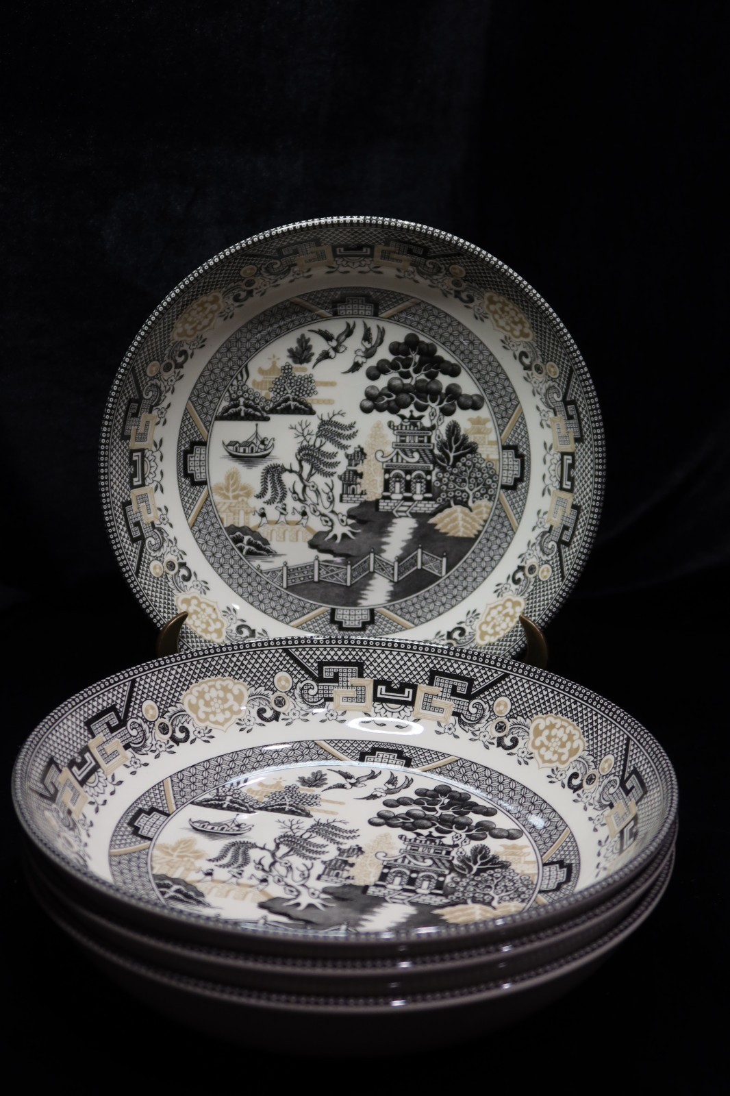 ROYAL STAFFORD WILLOW BLACK & GOLD WILLOW SCENE 4 PASTA SOUP BOWLS 8 3/4″ WIDE