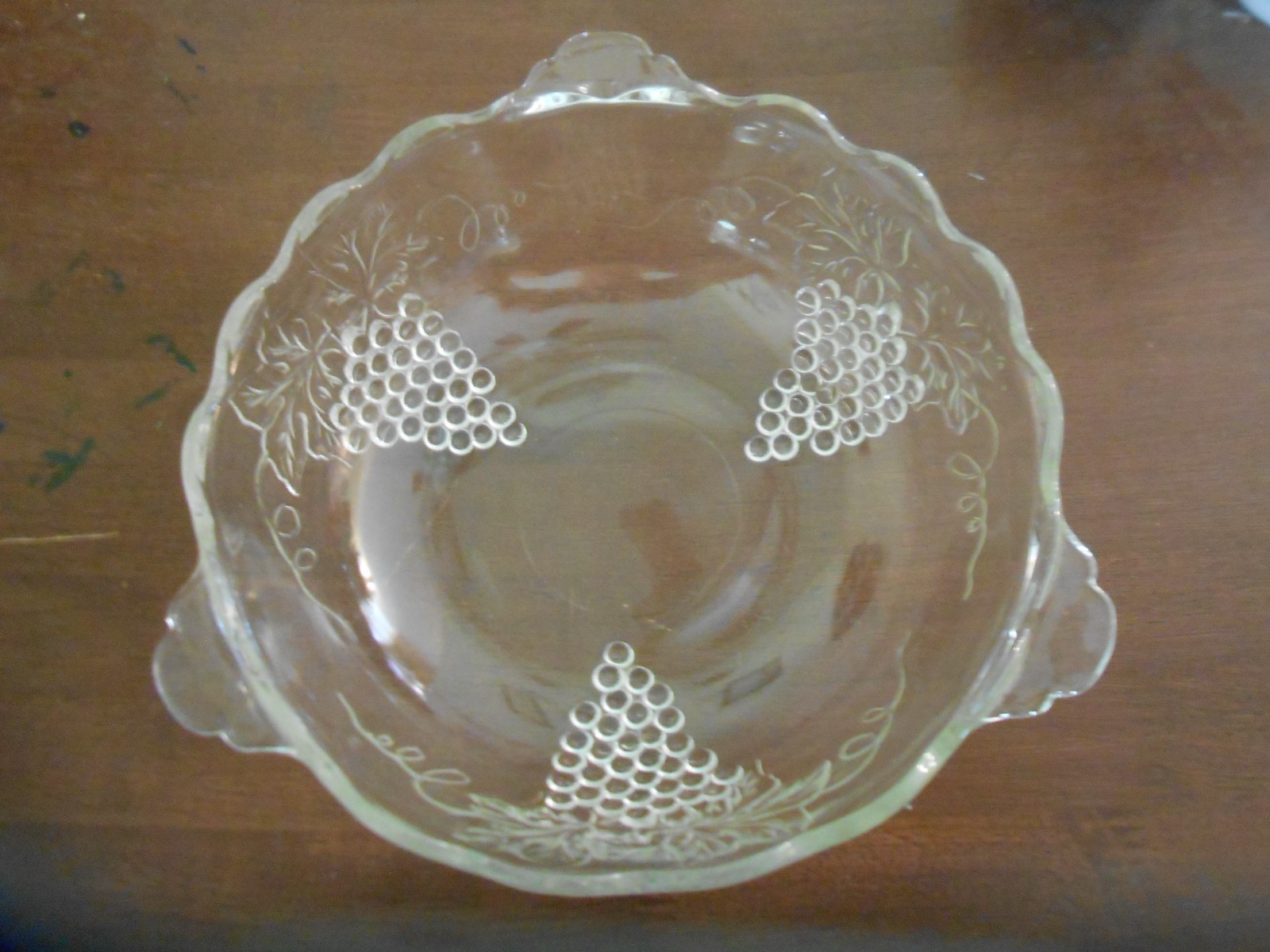 VINTAGE ANCHOR HOCKING CLEAR GRAPEVINE PATTERN GLASS BOWL