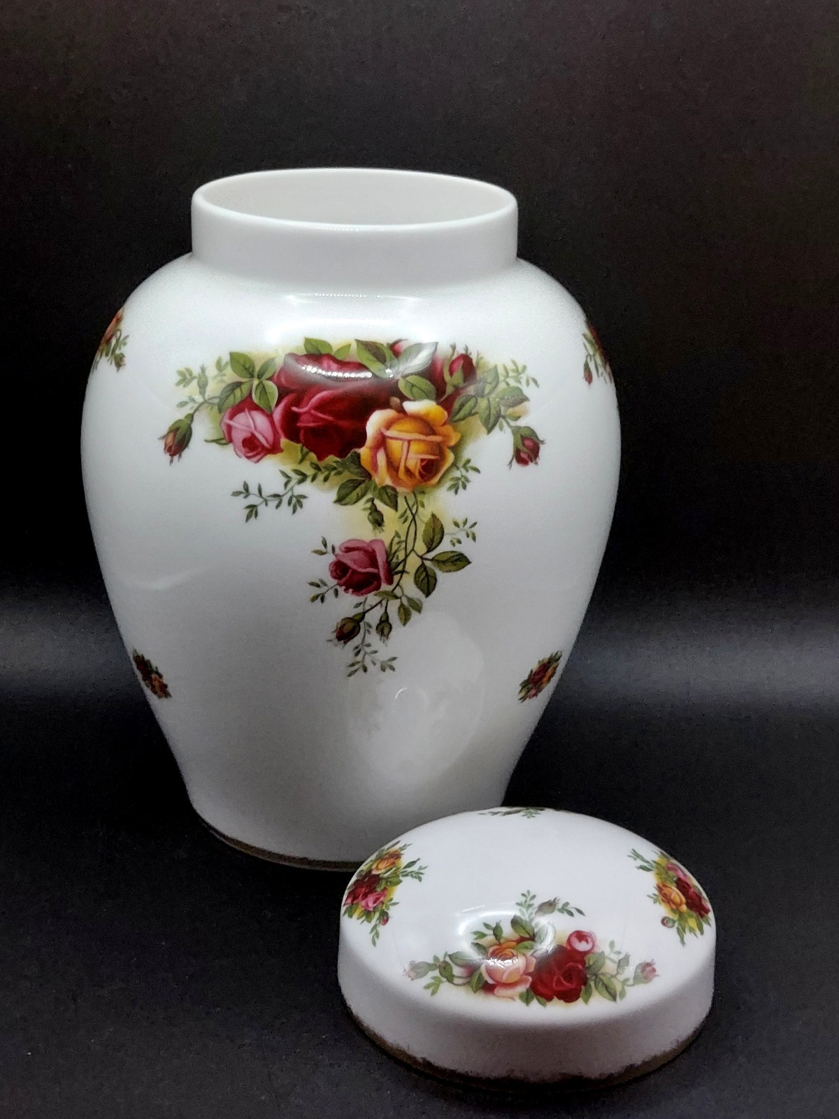Royal Albert OLD COUNTRY ROSES – 7” GINGER JAR w/LID 1962 Bone China ENGLAND