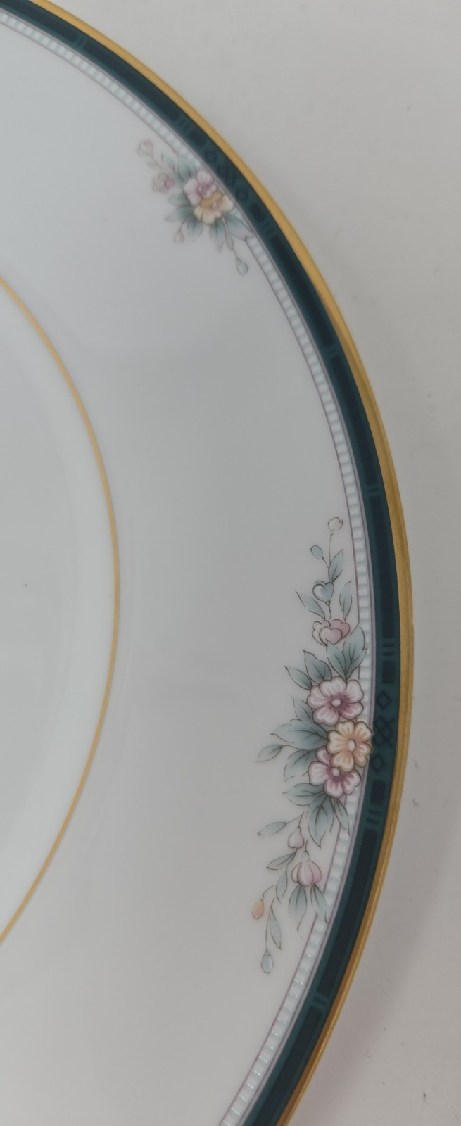 Noritake Landon 4111 Bone China 5-Piece Place Setting Floral Green & Gold Trim