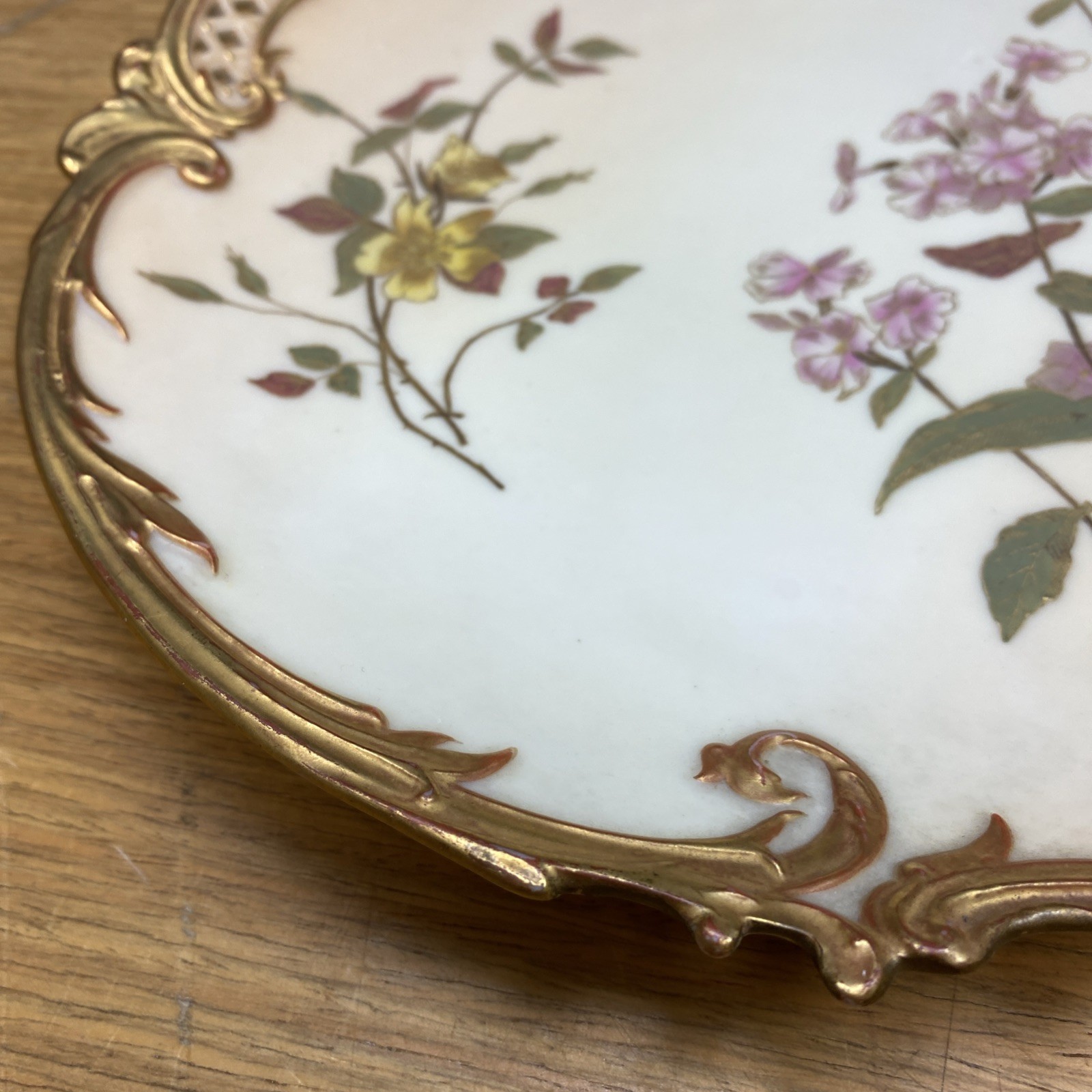 Atq 19th Century ROYAL WORCESTER Empress Reticulated 8 1/2” dia. Cabinet Plate