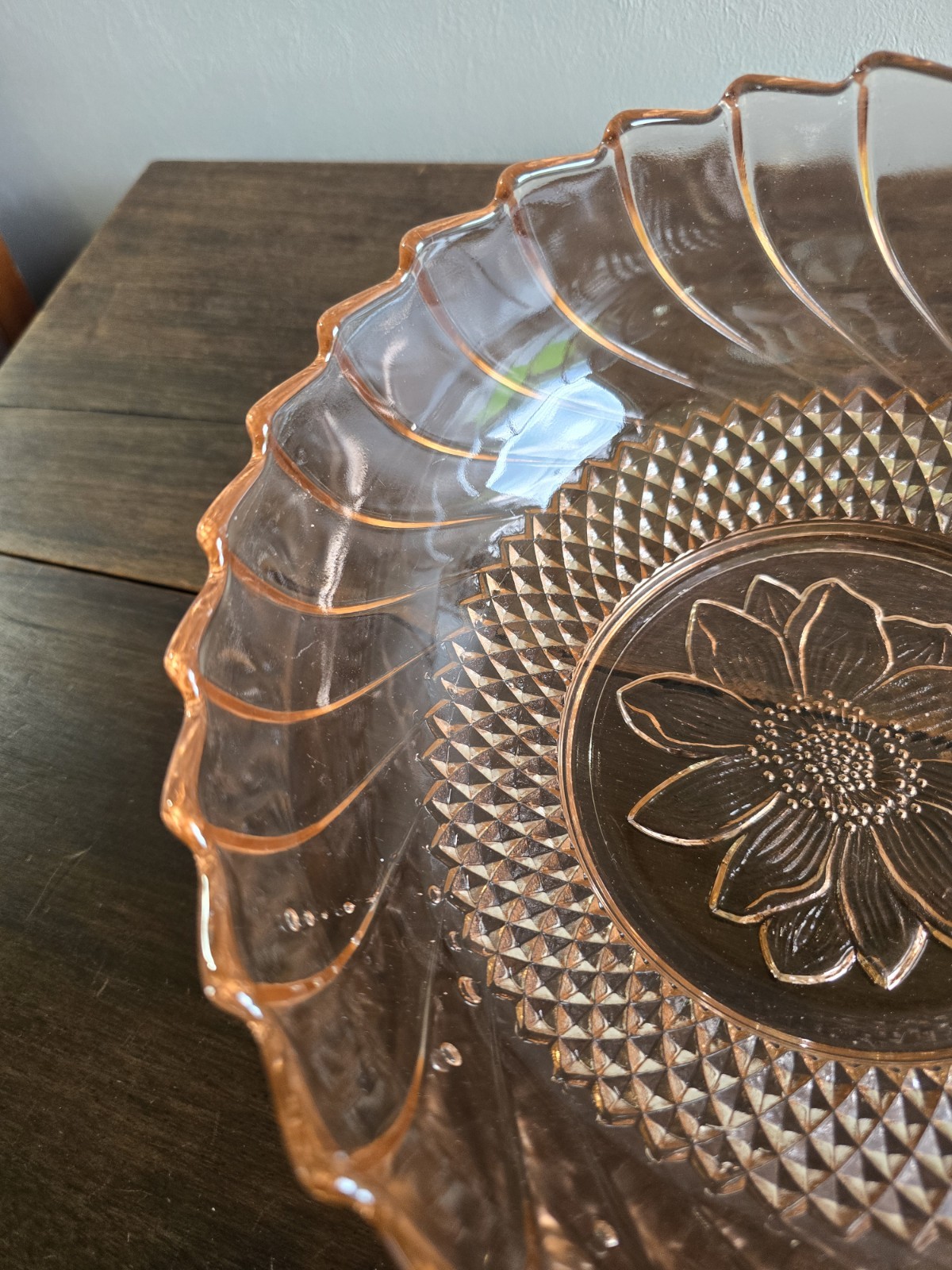 VTG KIG Indonesia Pink Glass Sunflower Sawtooth Edge/Diamond Design Serving Bowl