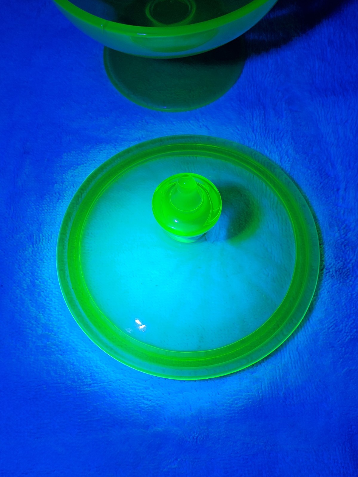 VINTAGE Fostoria Uranium glass candy dish with lid *small Crack