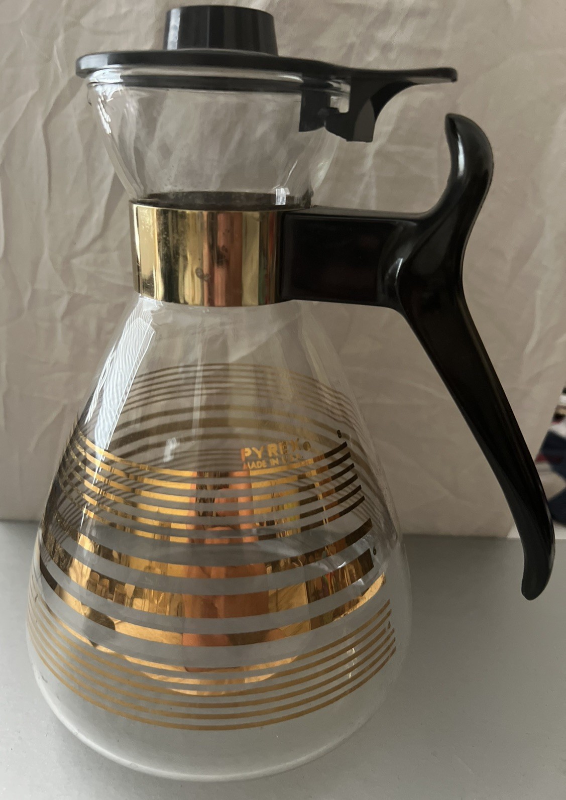 Pyrex Vintage Coffee Carafe w/ Stand Gold Stripe 60’s Diner Excellent Condition