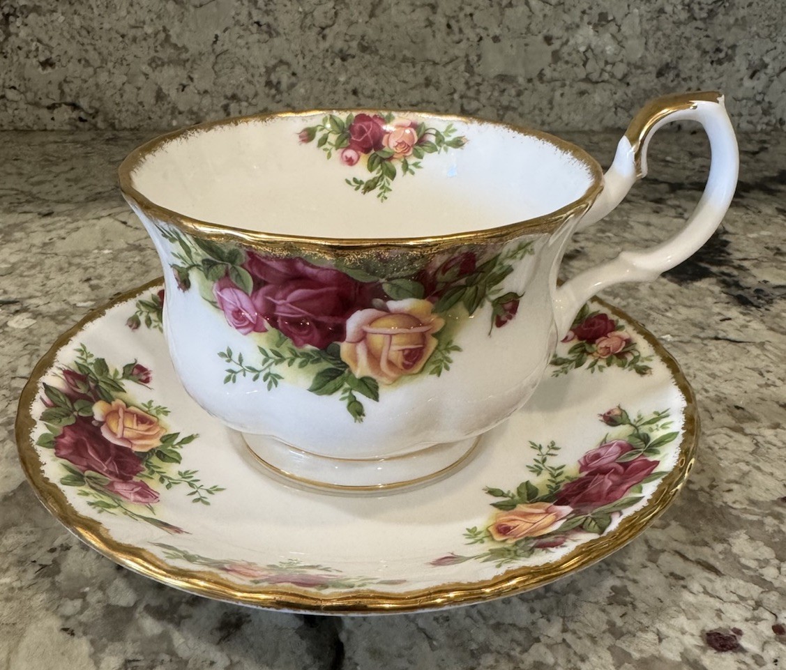 New ROYAL ALBERT OLD COUNTRY ROSES Teacup/Saucer Gold/Pink Bone, England