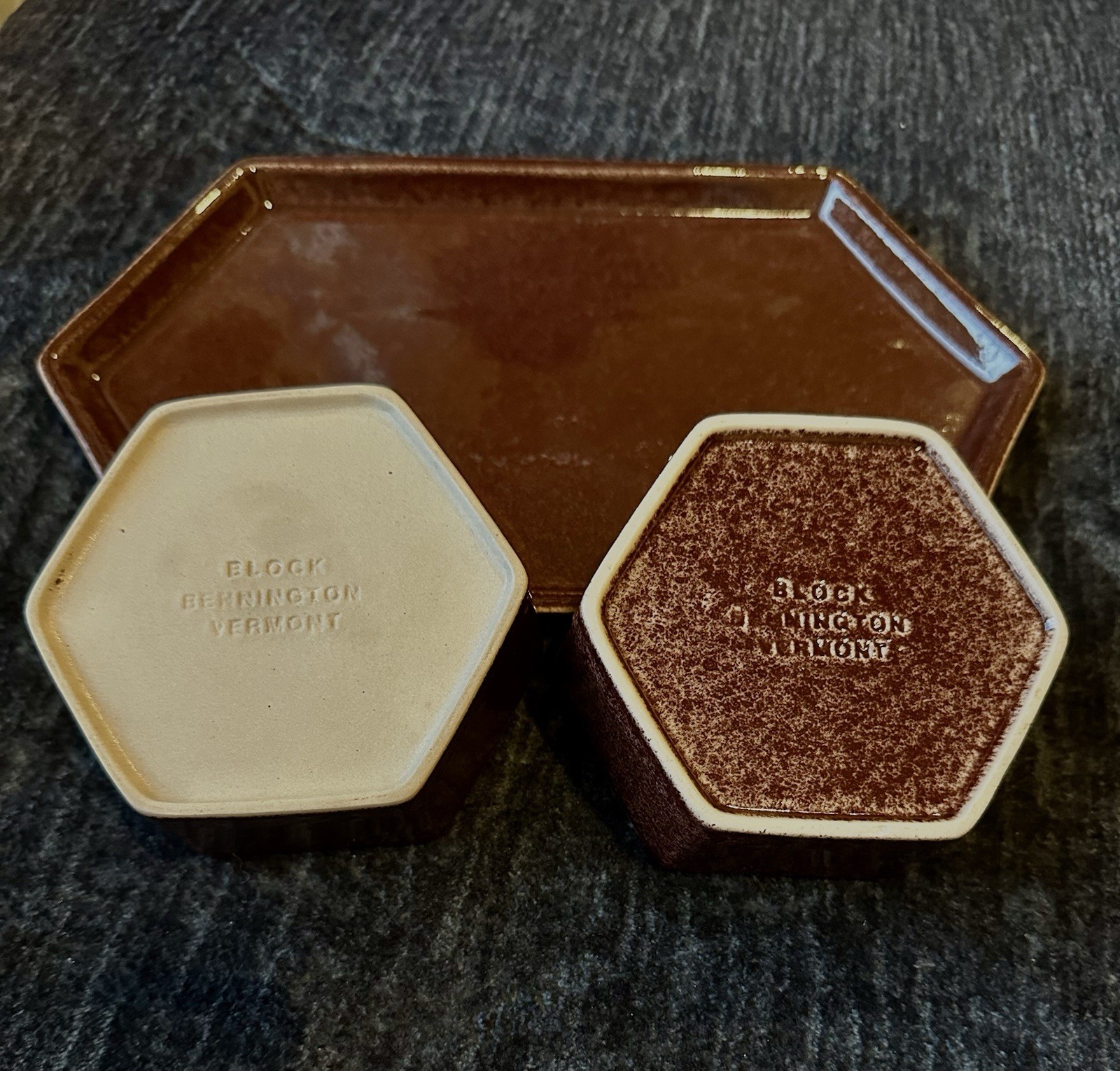 BENNINGTON BLOCK POTTERY VERMONT HEXAGONAL BROWN TRINKET BOXES AND TRAY