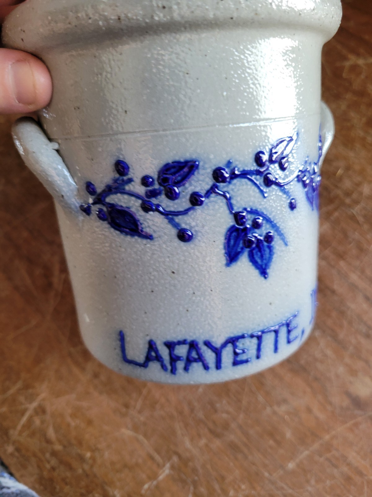 Salmon Falls Stoneware Pottery Crock Blueberry Vines 1991 5.25″