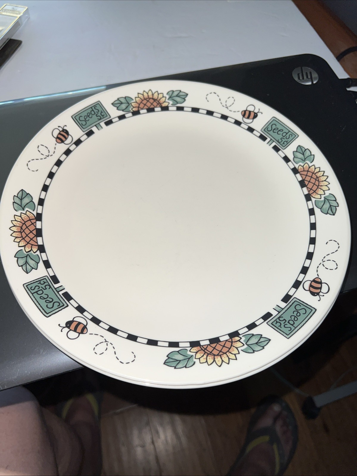 CORELLE ‘SUN BLOSSOMS’ 10.25″ DINNER PLATE SUNFLOWERS,BEES,SEEDS ON SANDSTONE