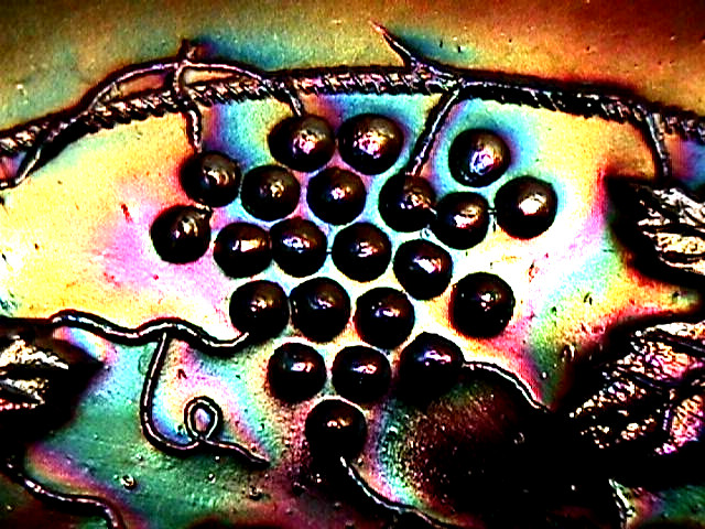 “GRAPE & CABLE” 9″ FLAT PLATE AMETHYST GREAT COLOR CARNIVAL BY: NORTHWOOD