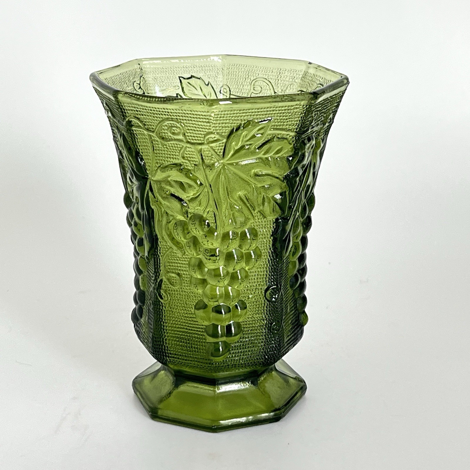 Vtg Anchor Hocking Emerald Green Glass Footed Vase Grapevine Pattern Gorgeous!