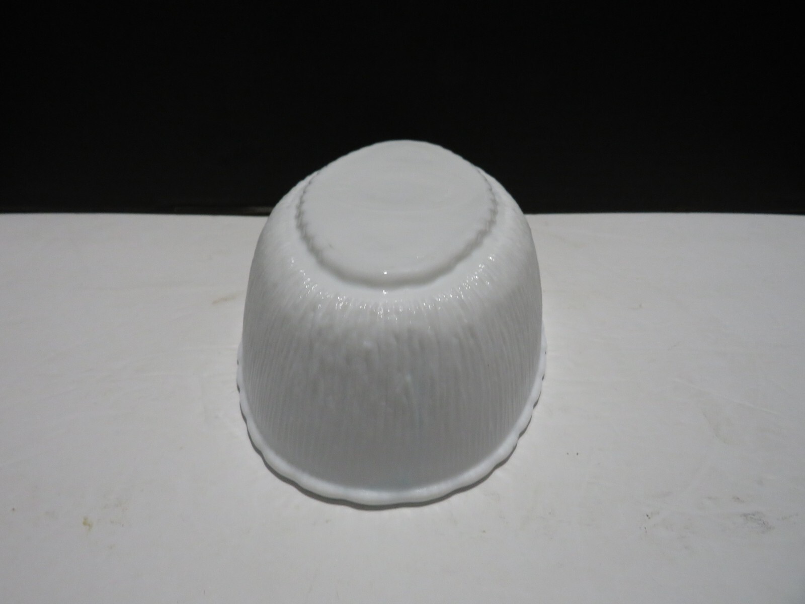 VTG 1975 FTD OVAL MILKGLASS PLANTER/SERVING DISH RIDGED FINISH WHITE